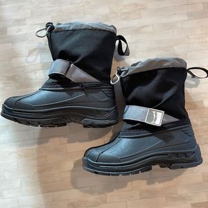 Lonecone waterproof snow boots toddler size 9. Great condition.